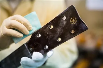 Класична V-образна головка грифа