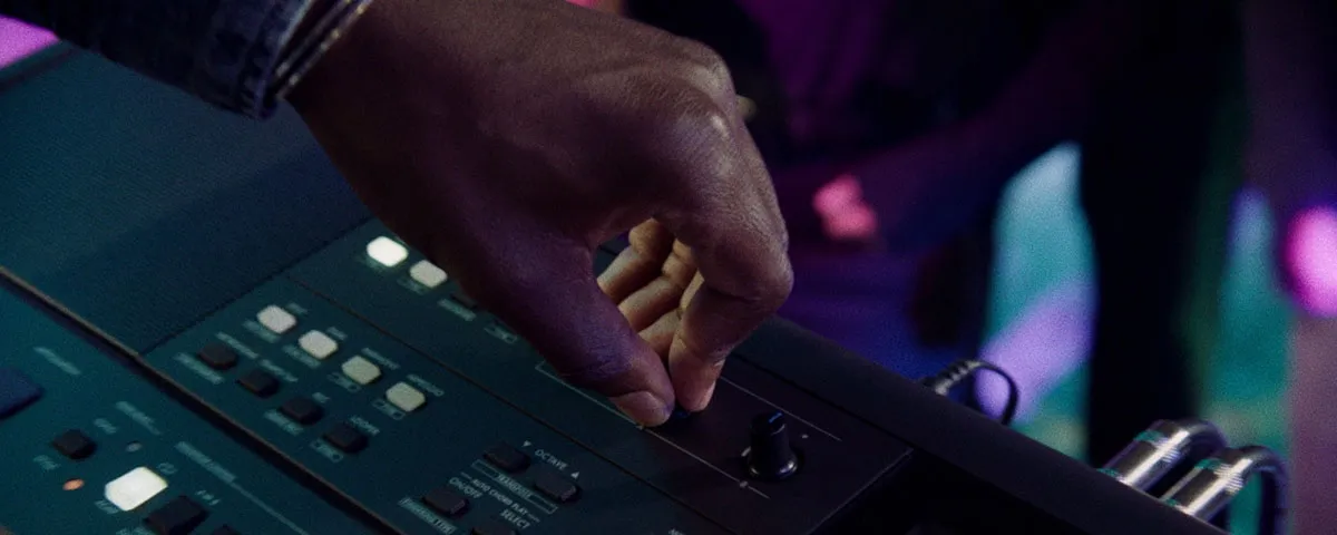 Колесо Pitch Bend і регулятори Live Control на YAMAHA PSR-E483