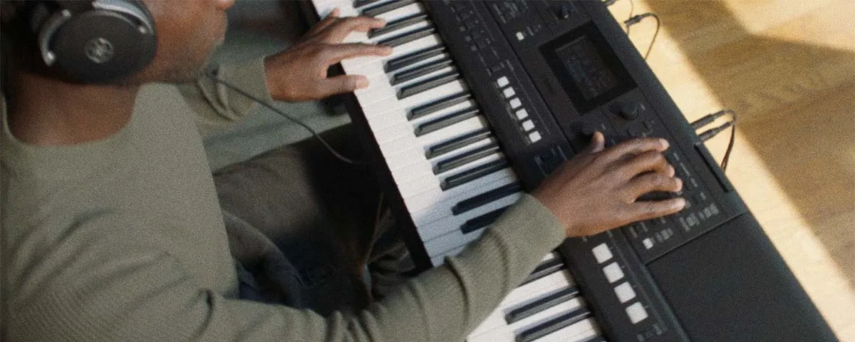 Швидкий і зручний доступ до тембрів, стилів та функцій на YAMAHA PSR-E483