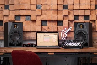 Студійний монітор Adam Audio A7V