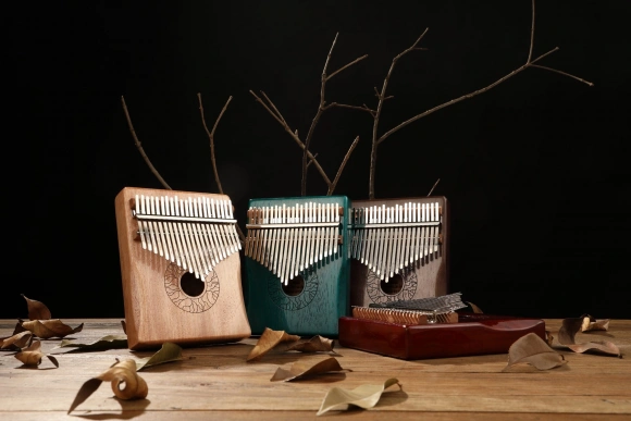 Калимба Hluru Huashu KHD21 Lotus Mahogany Blue (21 нота, красное дерево) Калимба Hluru Huashu KHD21 Lotus Mahogany Blue (21 нота, красное дерево)