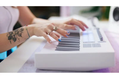 MIDI клавіатура Novation Launchkey 61 MK4 White