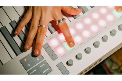 MIDI клавіатура Novation Launchkey 61 MK4 White