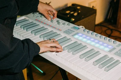 MIDI клавіатура Novation Launchkey 49 MK4 White Edition