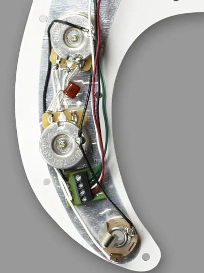 Панель Dimarzio FB2100WA1BK Model P P-Bass Replacement Pickguard