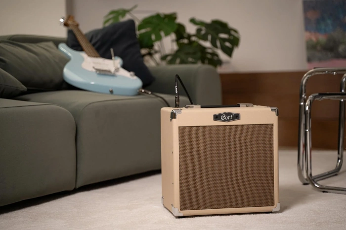 Комбопідсилювач Комбопідсилювач Cort CM15R (White Sand)