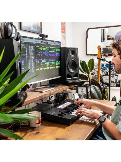 MIDI клавіатура Novation Launchkey 37 MK4