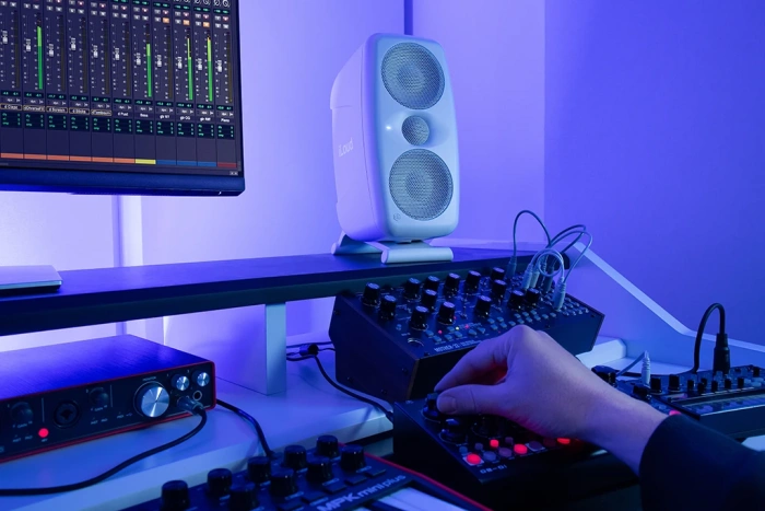 Студійний монітор Студійний монітор IK Multimedia iLoud MTM MK2 White Edition