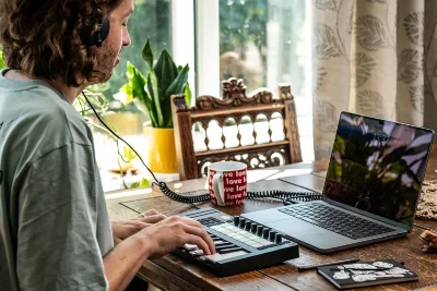 MIDI клавіатура Novation Launchkey Mini 25 MK4