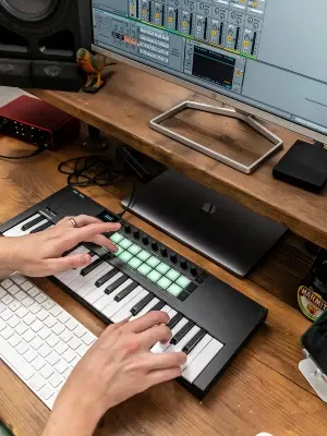 MIDI клавіатура Novation Launchkey Mini 37 MK4